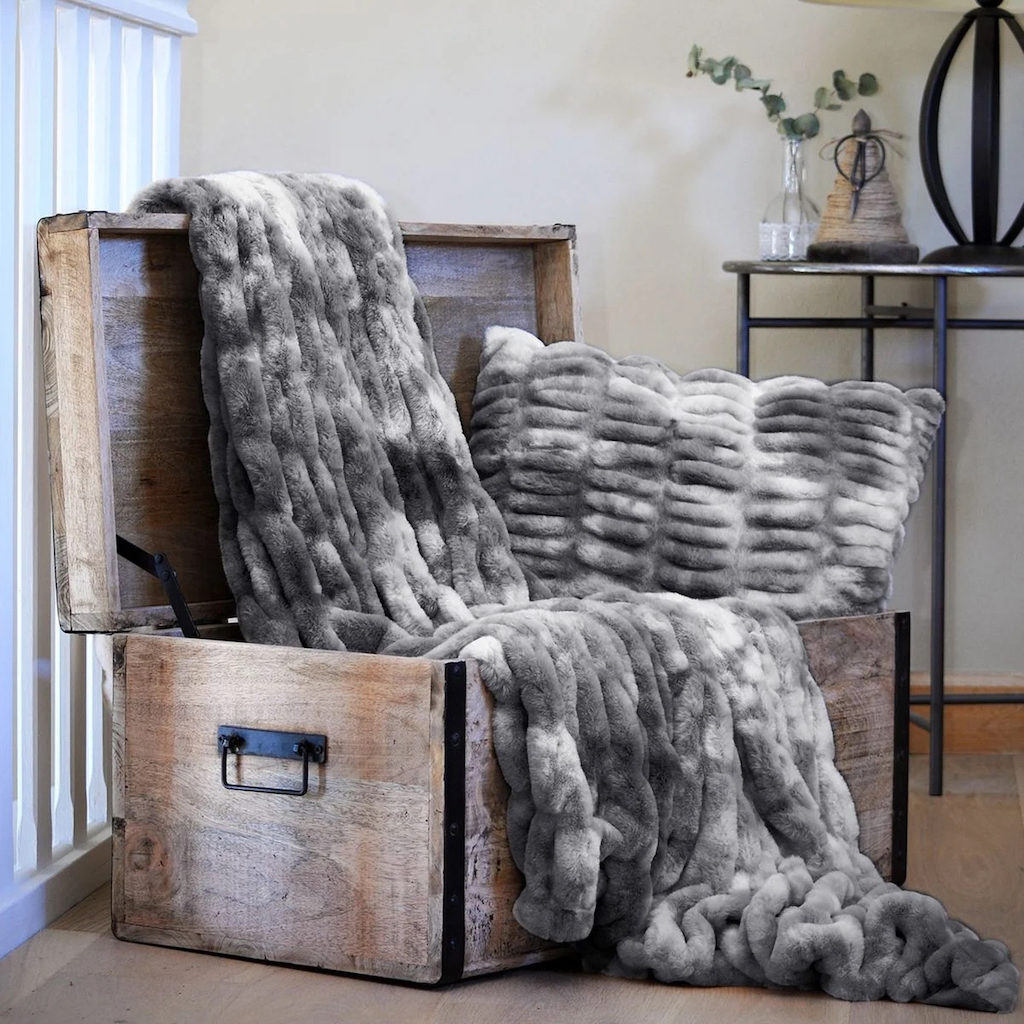 plaid et coussin en fausse fourrure