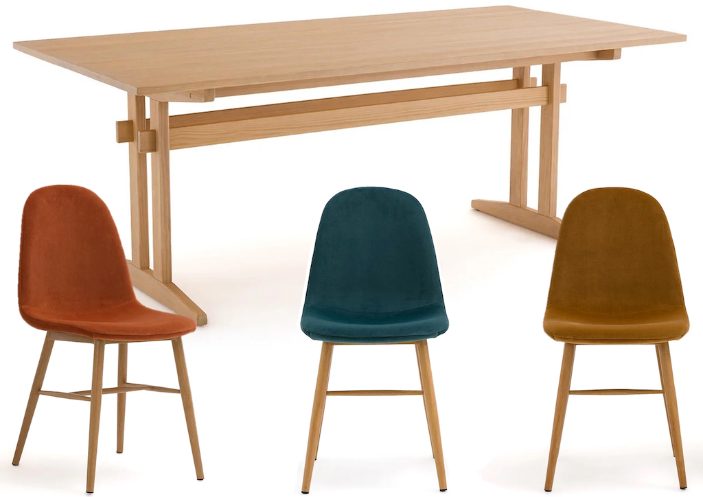 table de repas avec chaises en velours couleurs différentes