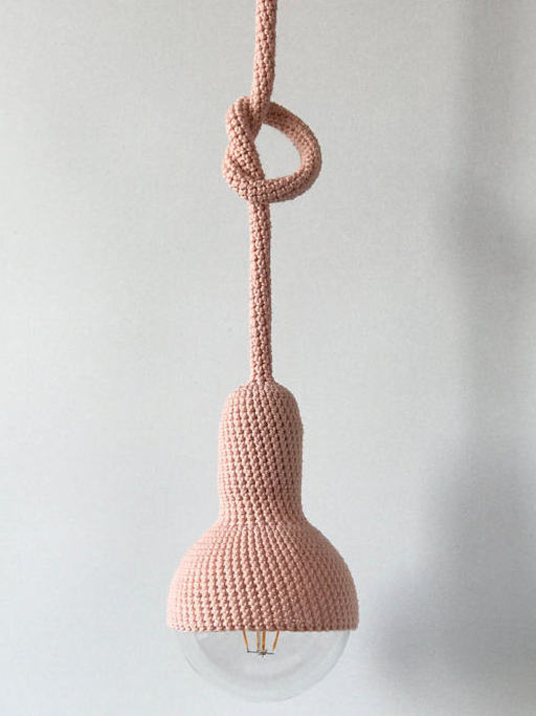 baladeuse en crochet rose