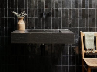 mur carrelage noir salle de bain