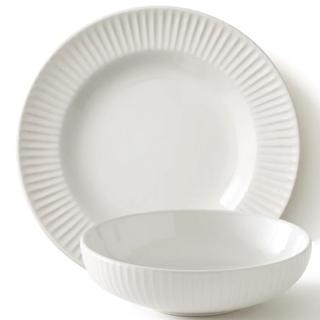 assiettes blanches striées