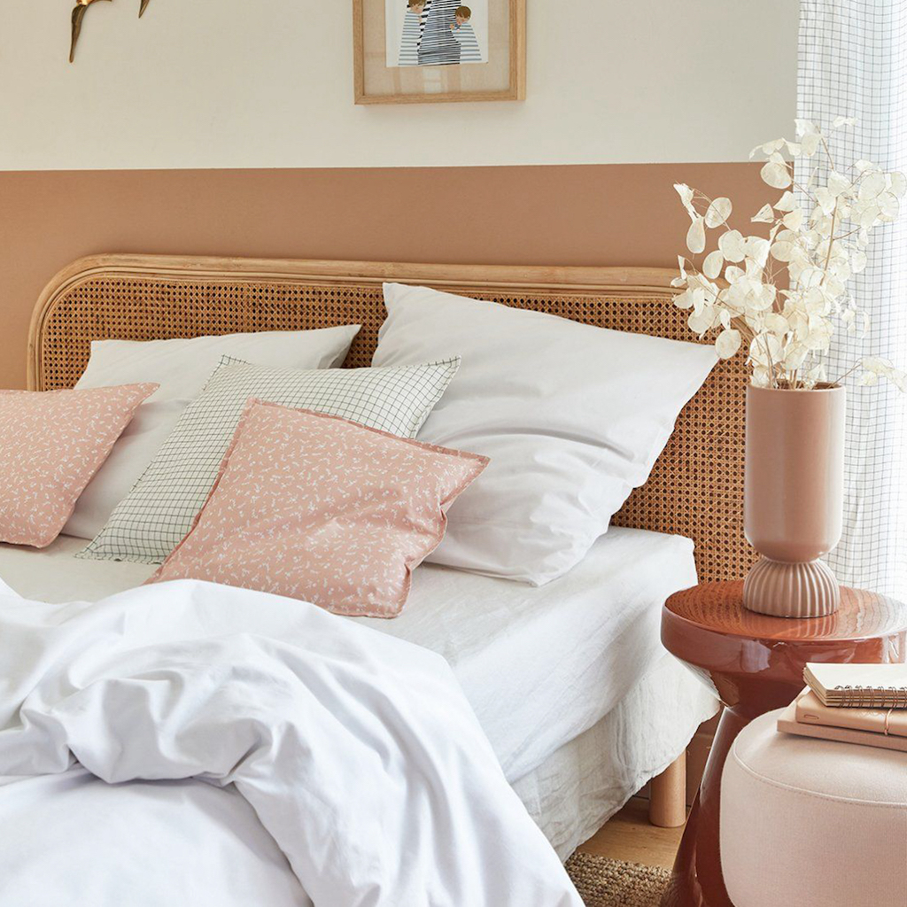 chambre avec mur rose poudré