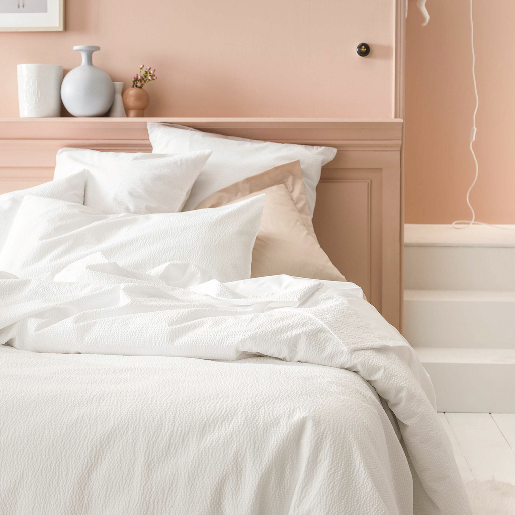 chambre avec mur rose poudré