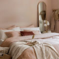 chambre avec mur rose poudré