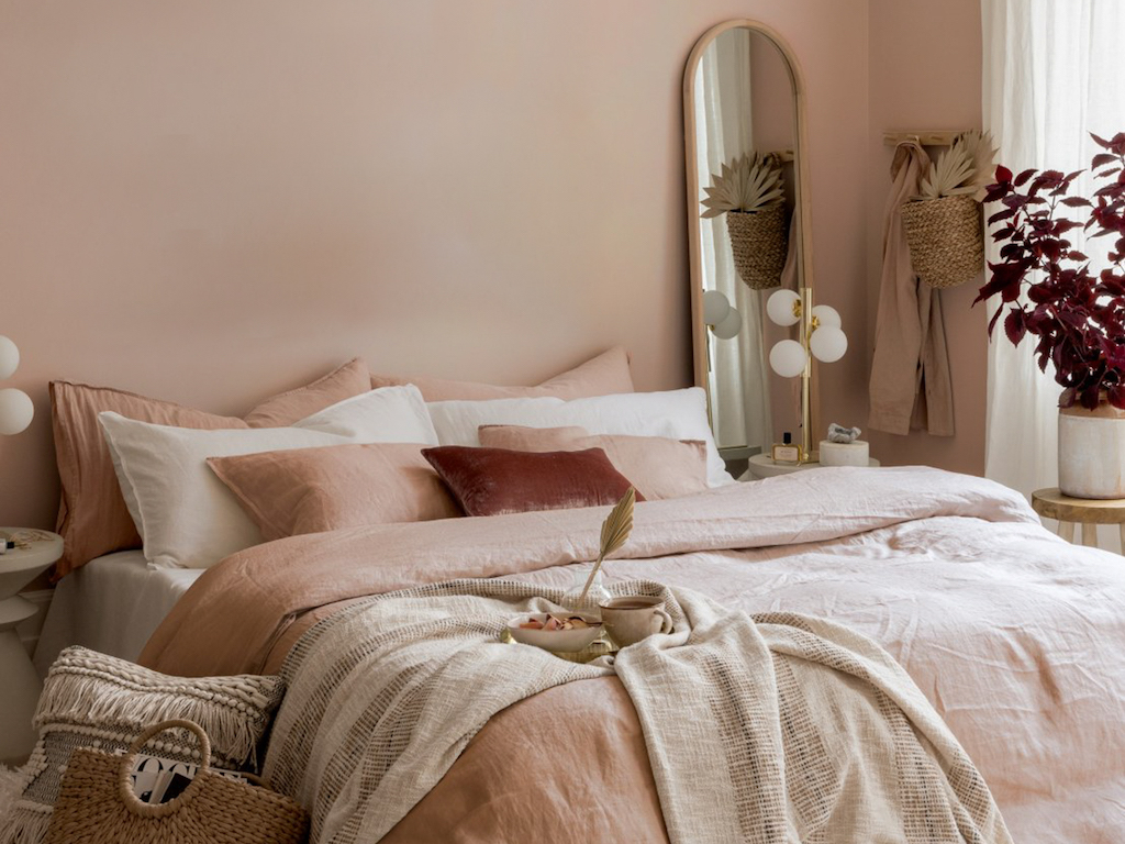 chambre avec mur rose poudré