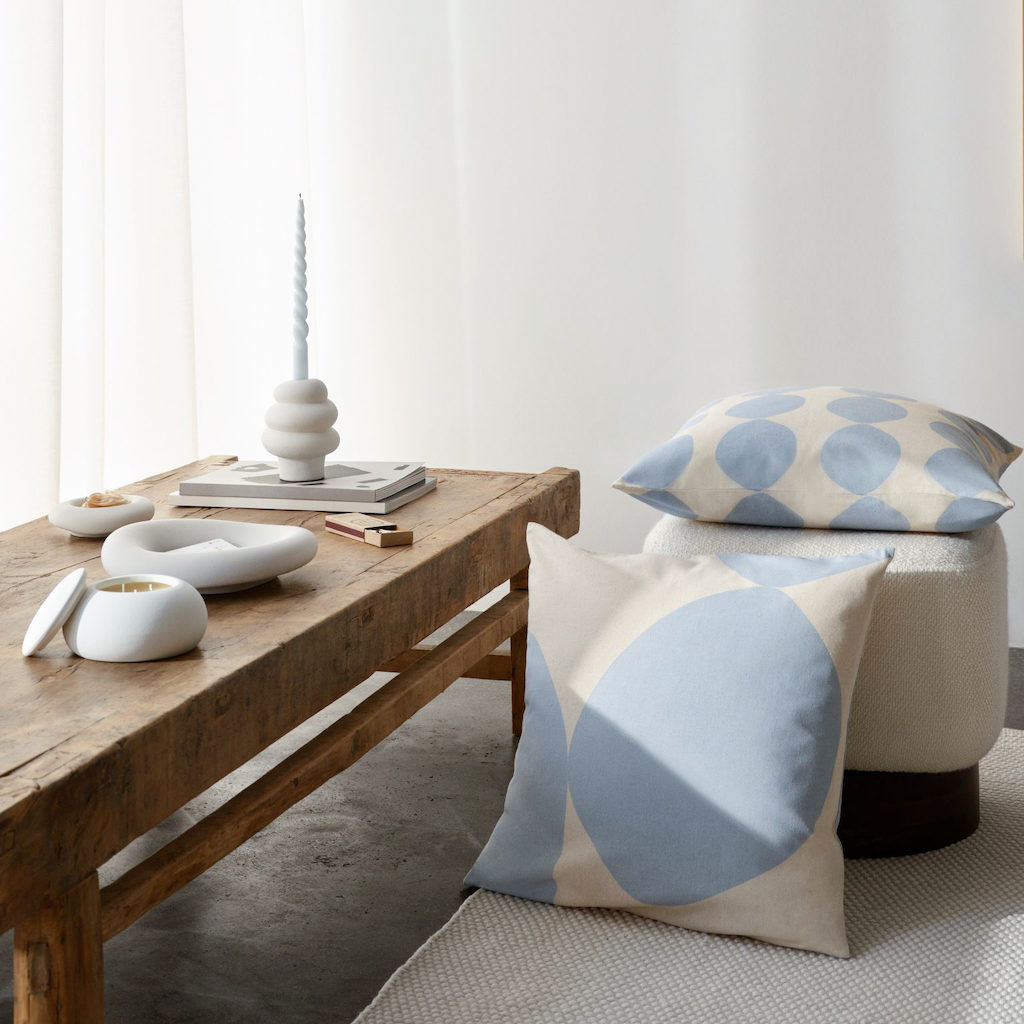 coussin bleu ciel et blanc