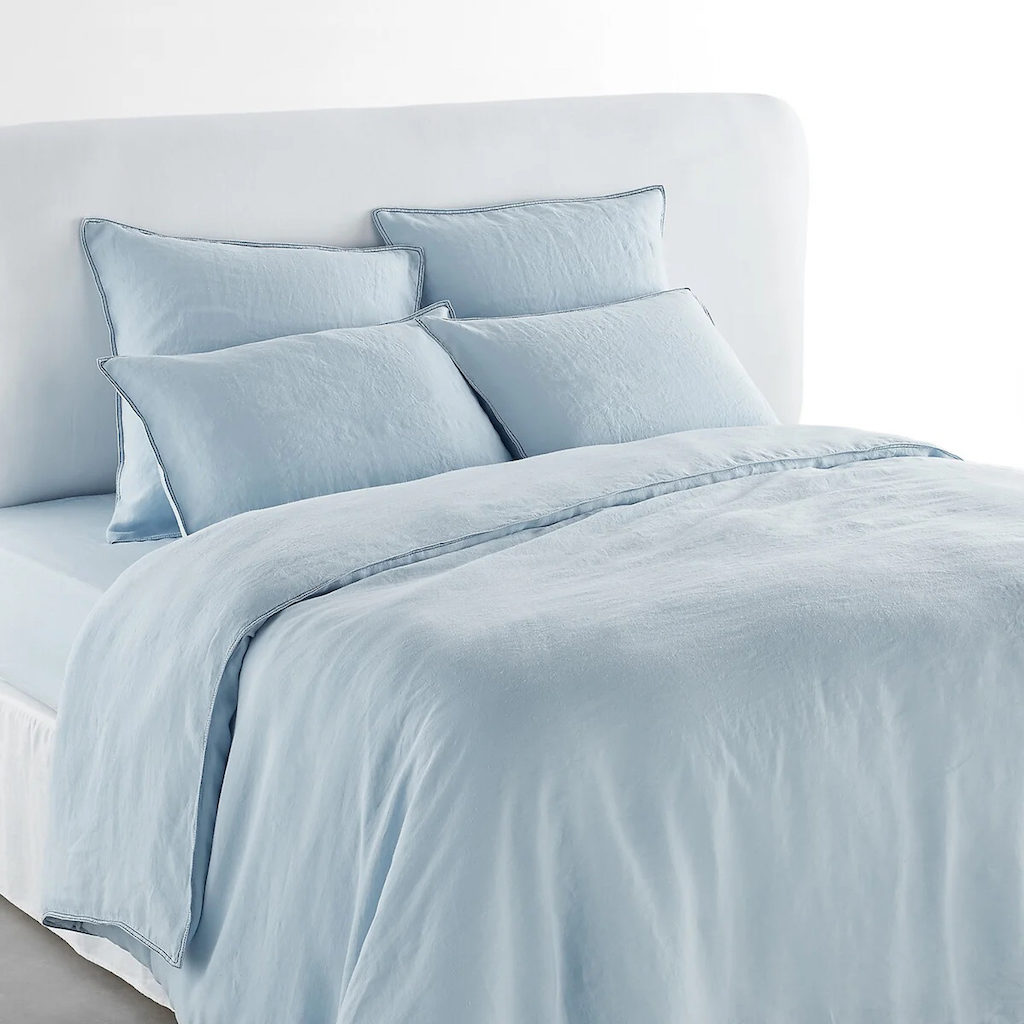 linge de lit bleu ciel