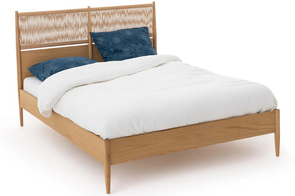 lit en bois avec tête de lit