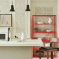 cuisine moderne avec papier peint classique