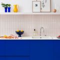 cuisine avec meubles bleu indigo