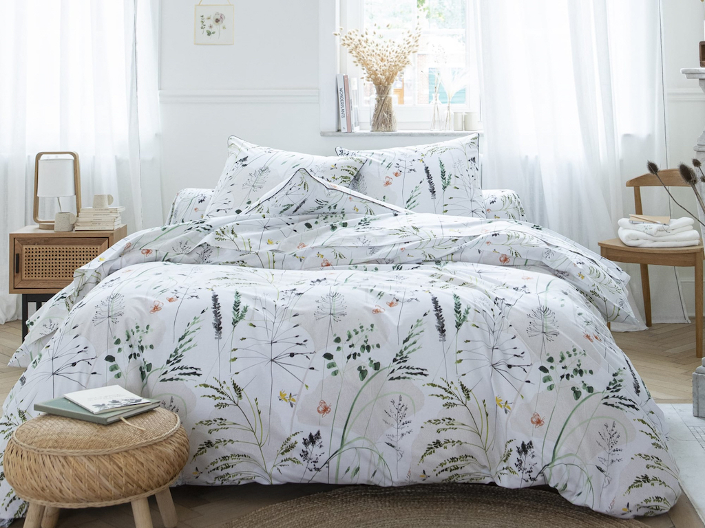 parure de lit fleurie fond blanc
