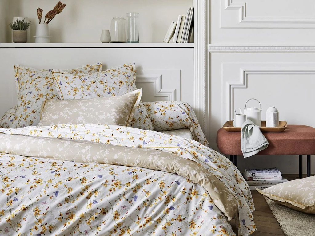 parure de lit fleurie fond blanc