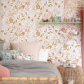 chambre enfant avec papier peint fleuri
