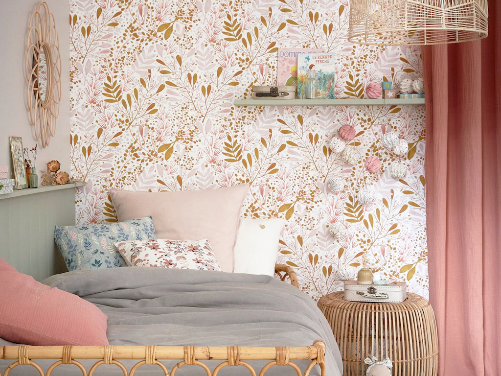 chambre enfant avec papier peint fleuri