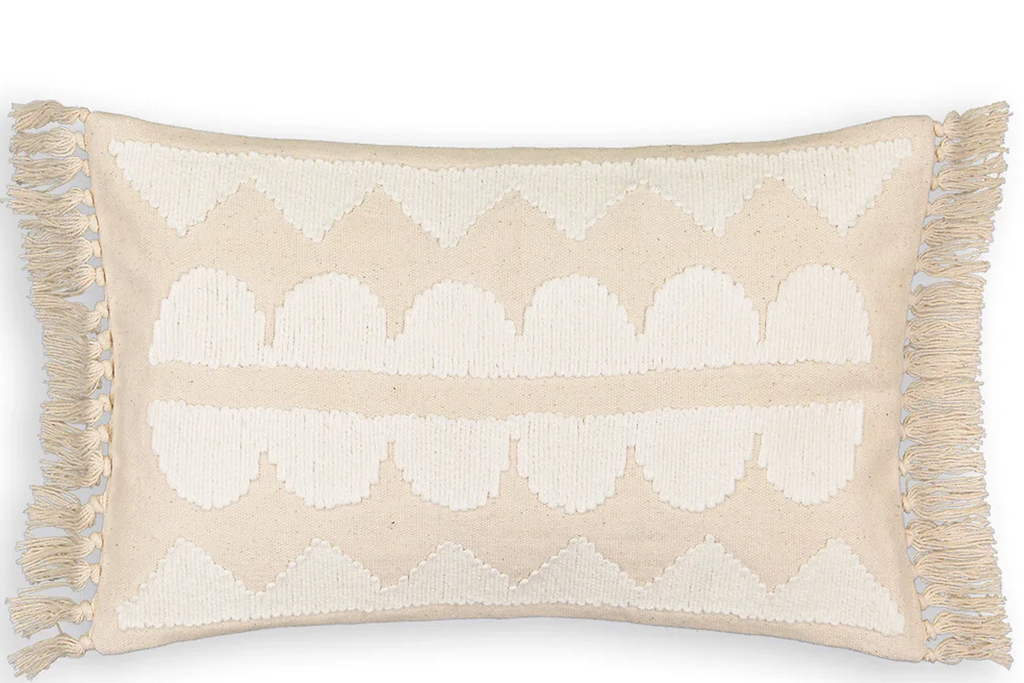 coussin blanc et beige graphique