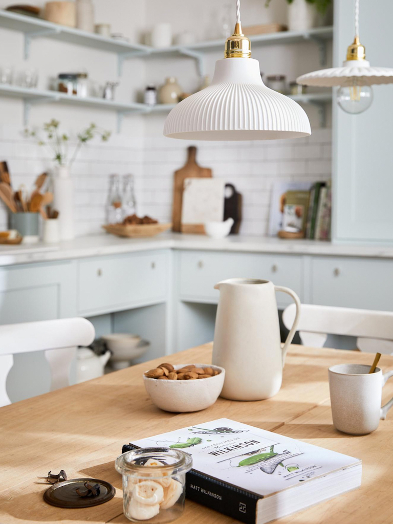 Une cuisine vintage bleu ciel et blanc- Joli Place
