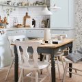 Une cuisine vintage bleu ciel et blanc- Joli Place
