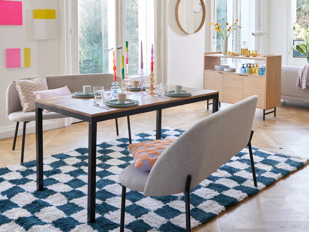 Tapis damier vert et blanc dans salle à manger