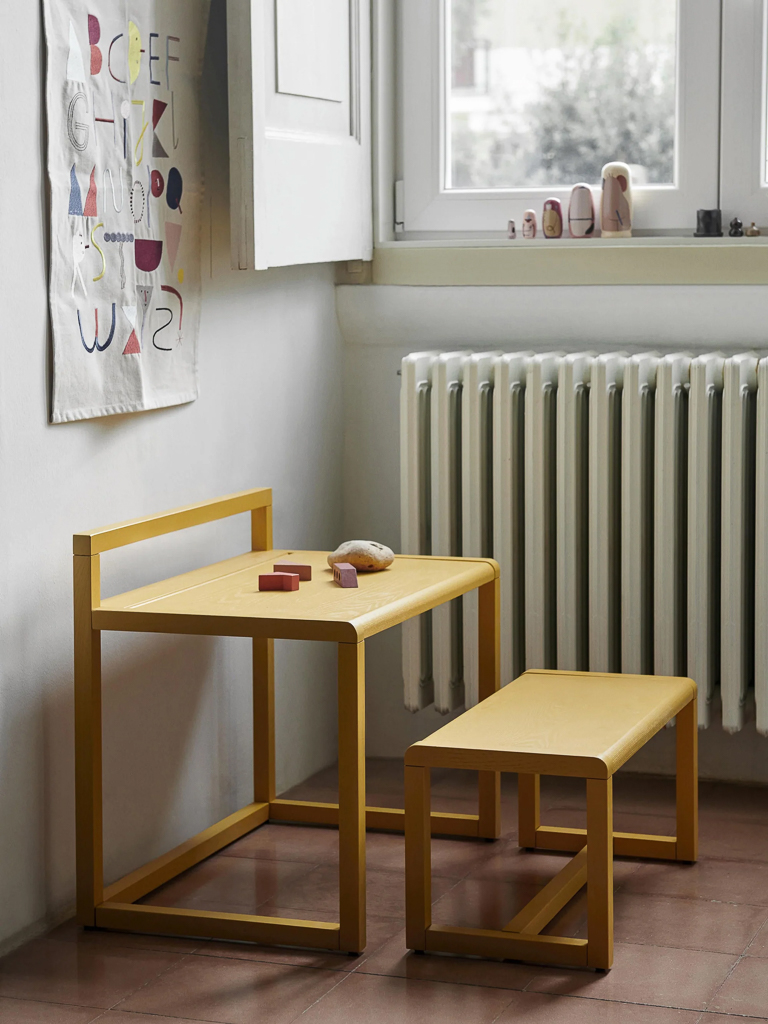 bureau maternelle jaune