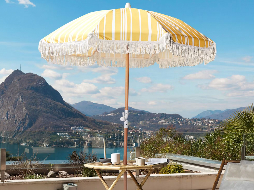 parasol jaune et blanc à frange