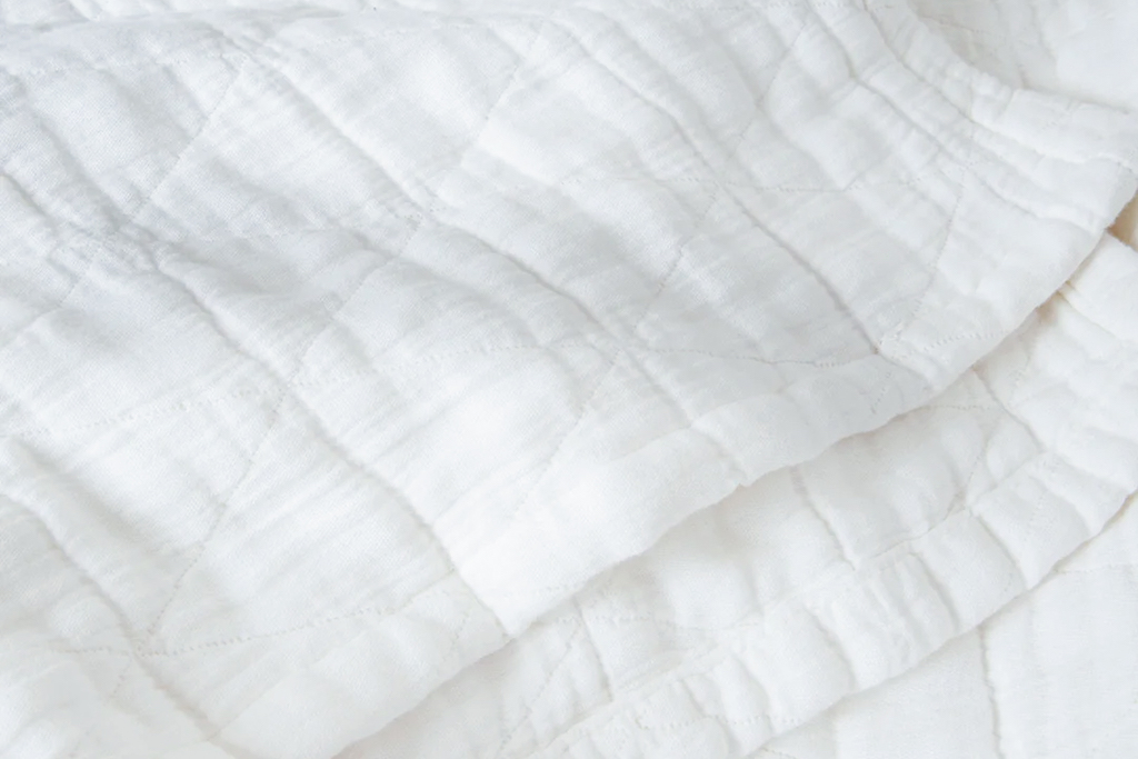 couvre-lit blanc texturé