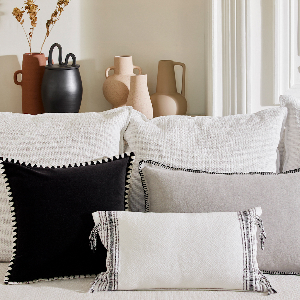 coussin noir et blanc