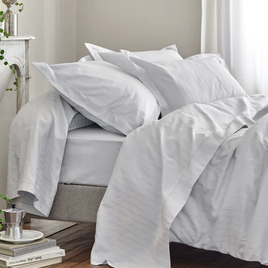 linge de lit blanc carreaux