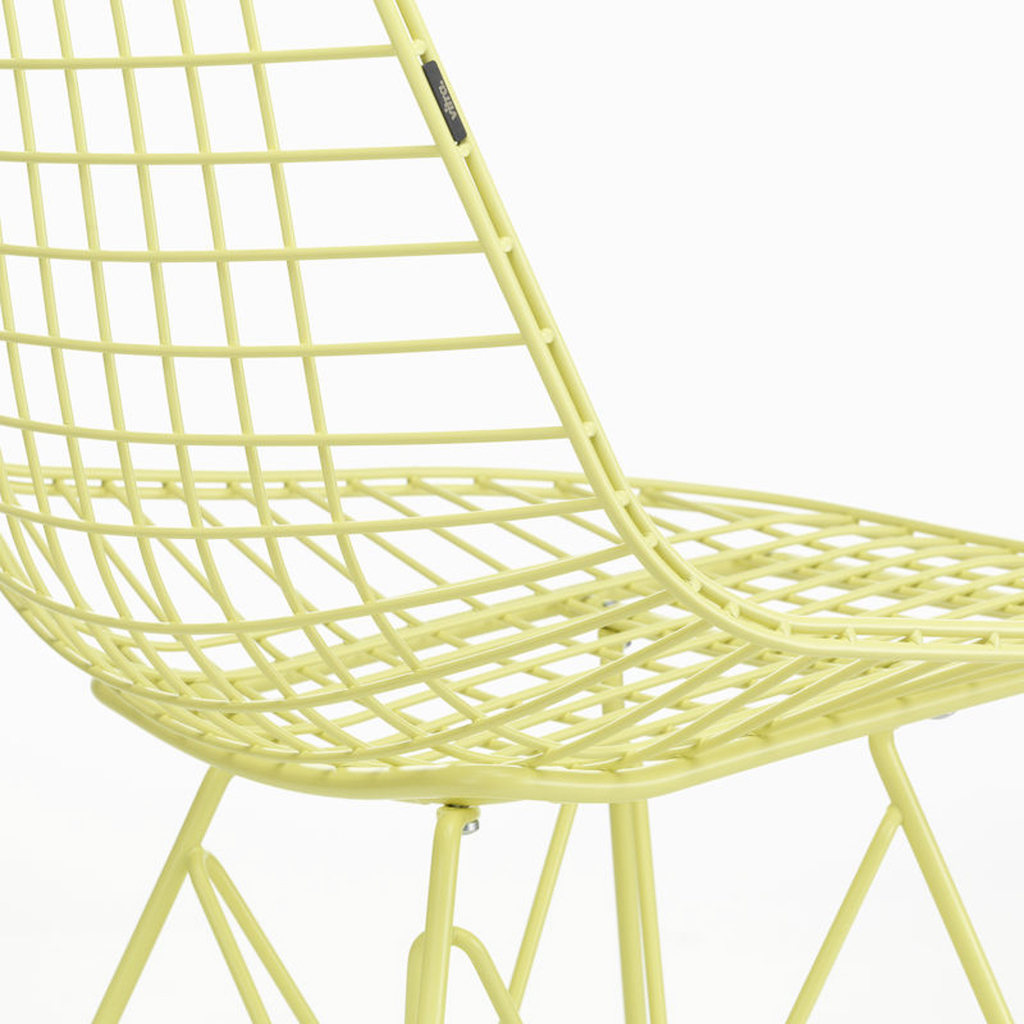 chaise en métal jaune 