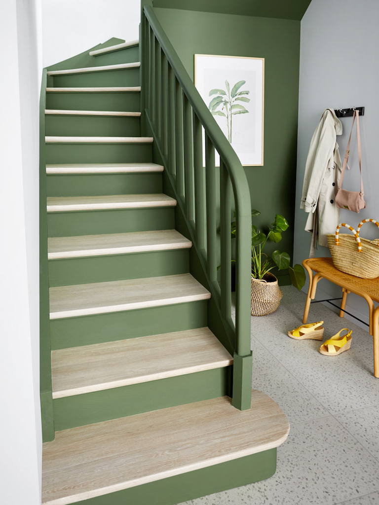 escalier contremarches peintes en vert