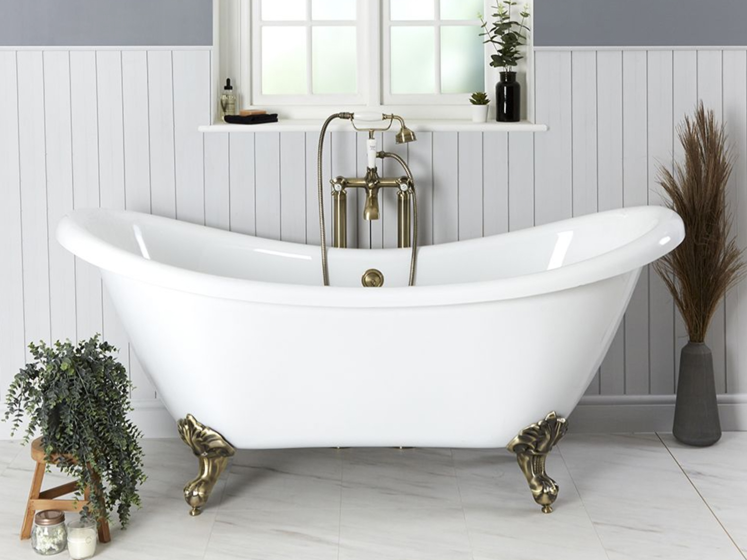 Une salle de bains vintage et chic avec sa baignoire sur pied