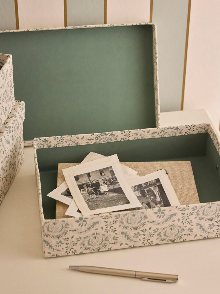 boîtes motif fleurs vert et beige