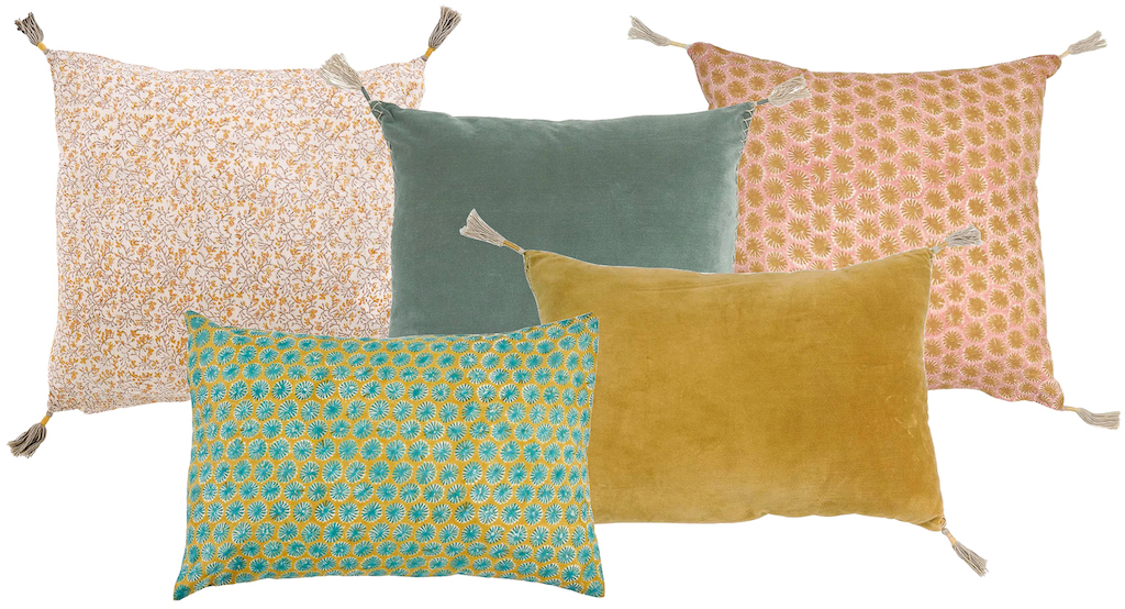 coussins fleuris et colorés