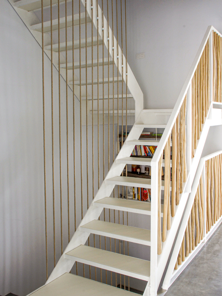 escalier avec rambarde en bois flotté