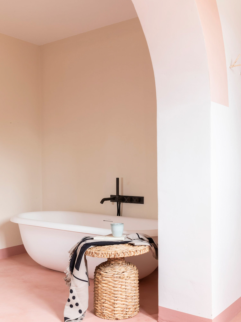 salle de bain noir et rose