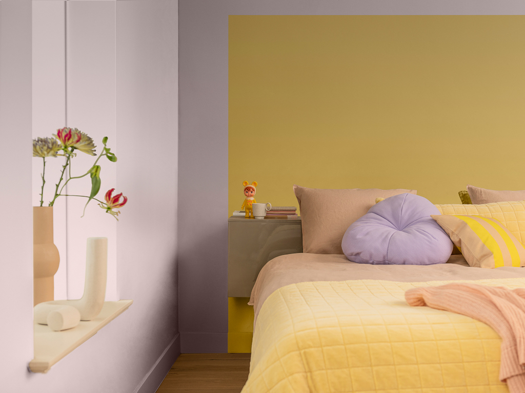 chambre avec mur jaune citron