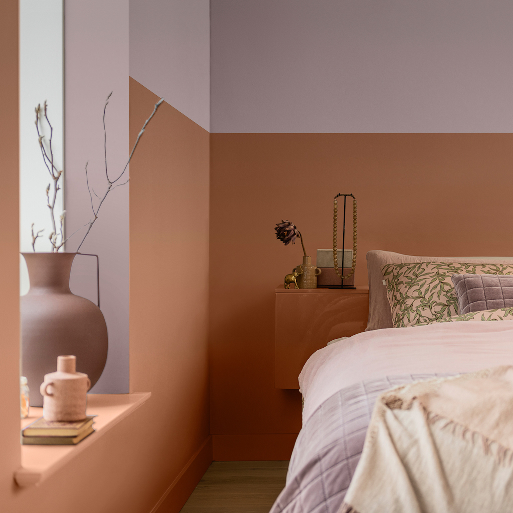 chambre avec mur terracotta