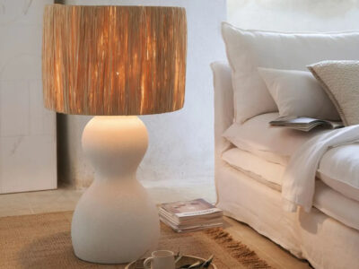 lampe en céramique blanche et raphia