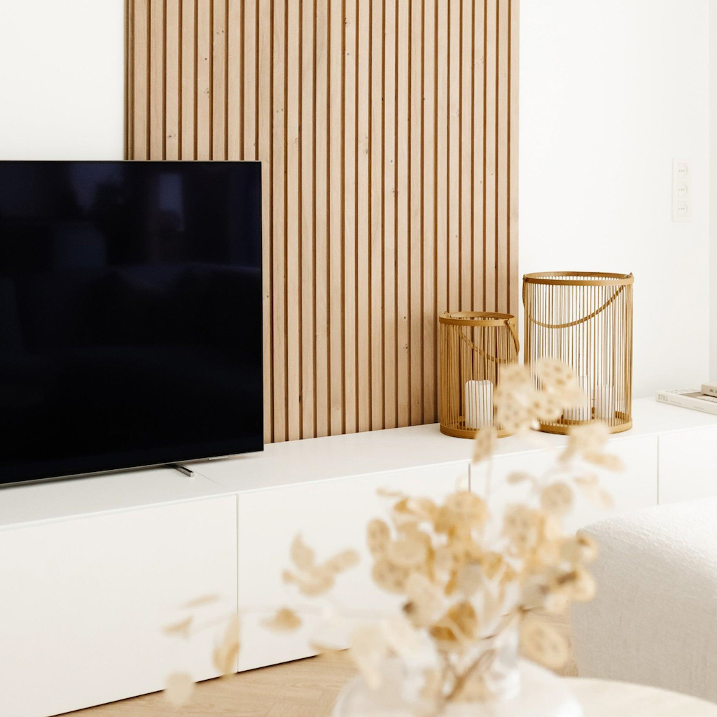 panneau en tasseaux de bois sur derrière une télé