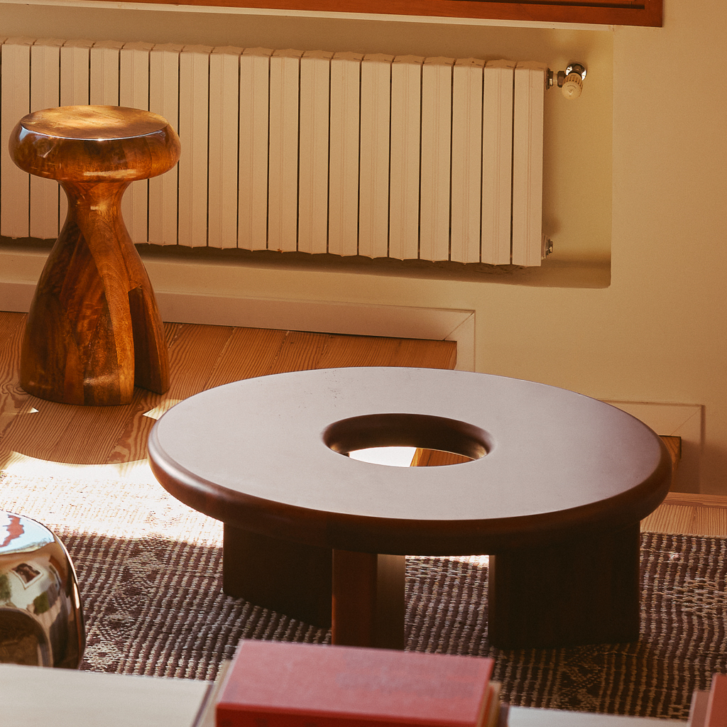 table basse sculpturale ronde en bois massif