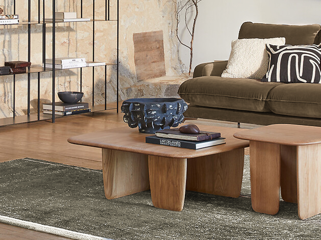table basse sculpturale carrée en bois massif