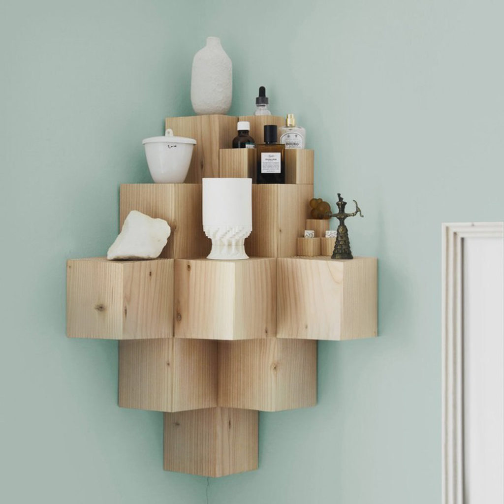 Comment décorer un angle de mur avec des étagères - Joli Place