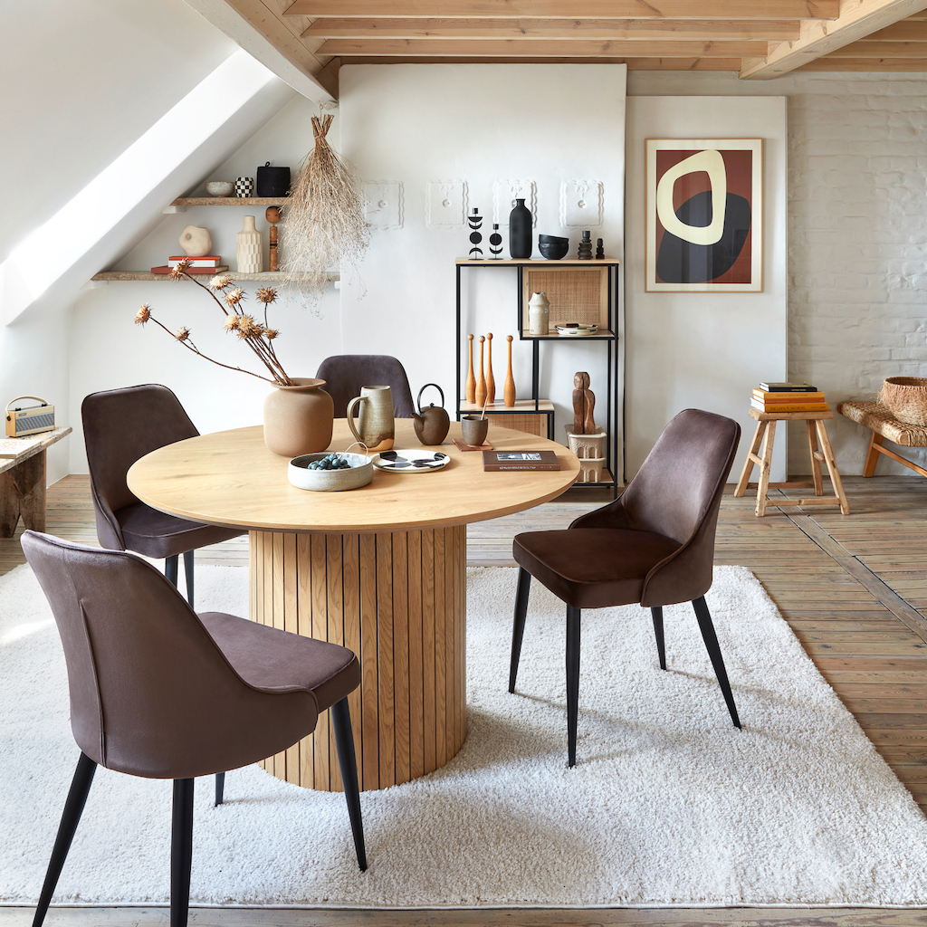 salle à manger avec table de repas ronde pied central