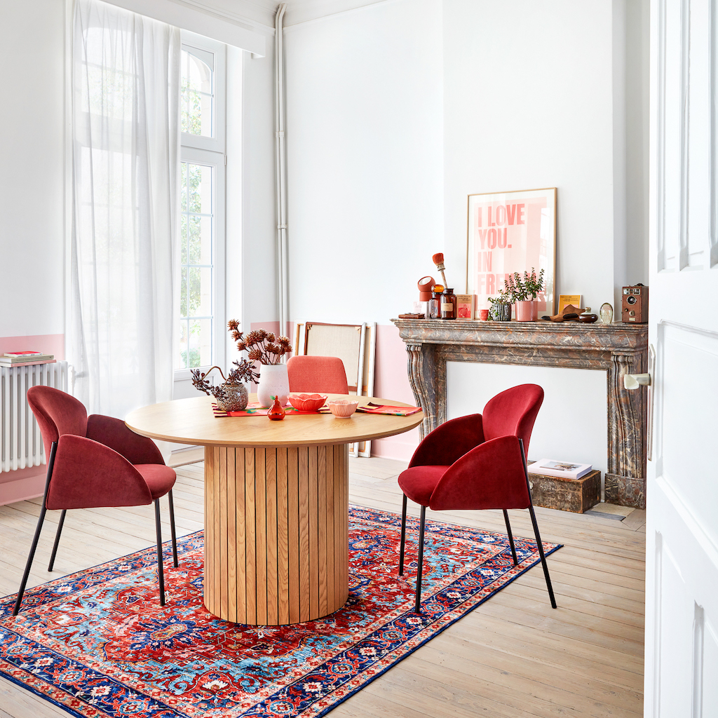 salle à manger avec table de repas ronde pied central