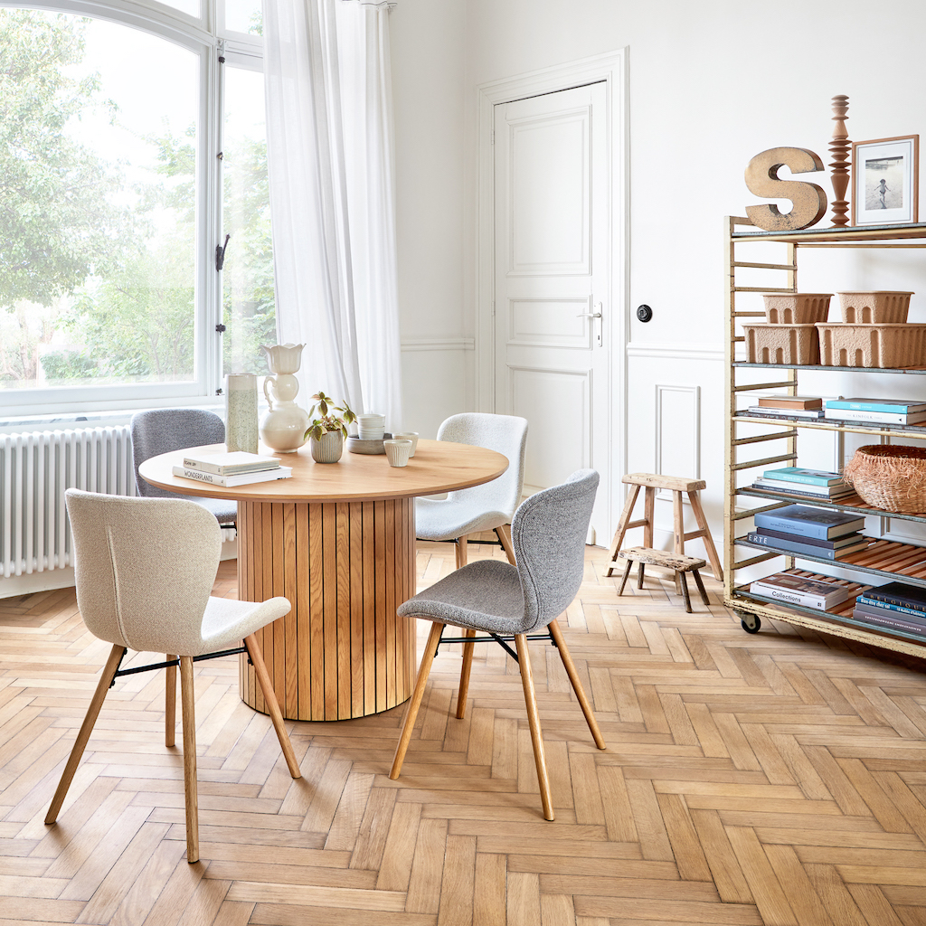 salle à manger avec table de repas ronde pied central