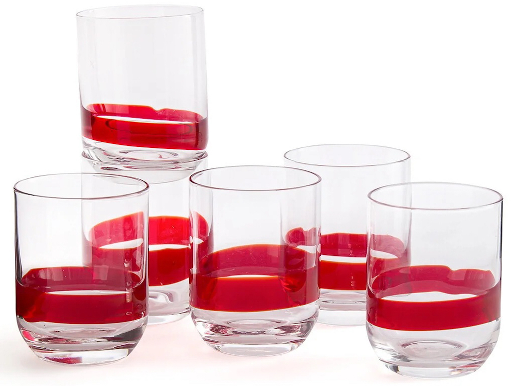 verre à eau rouge et transparent