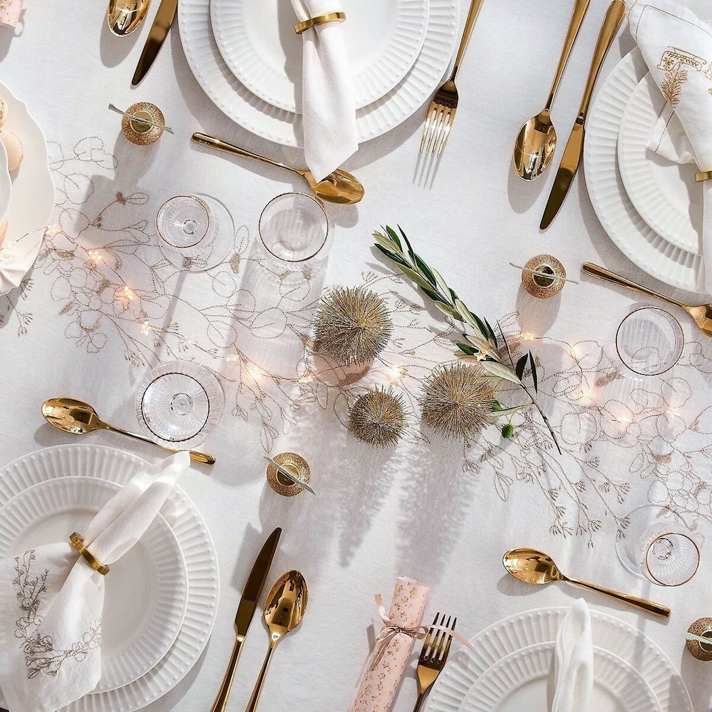 table de Noël blanc et or