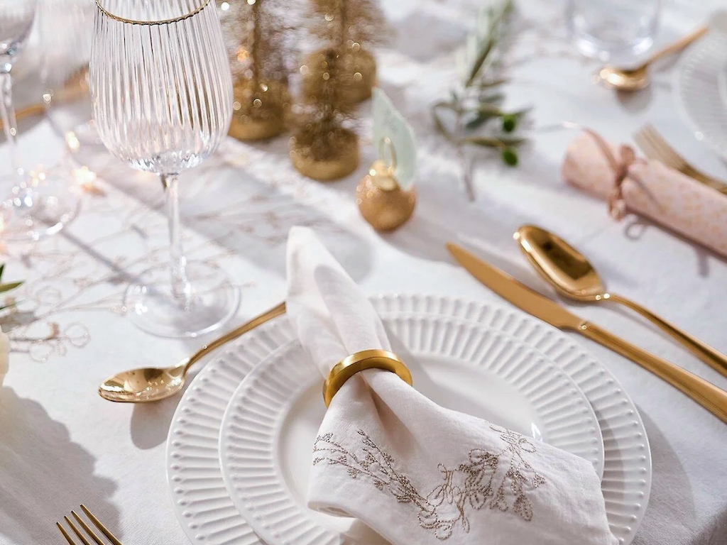 table de Noël blanc et or