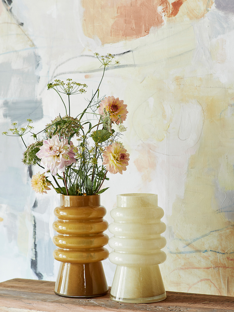 vase jaune pastel