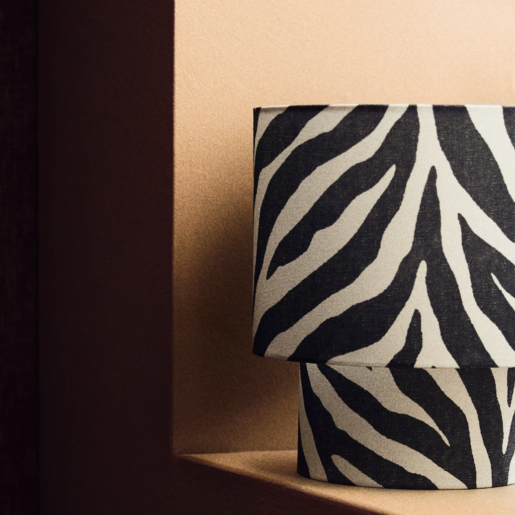 lampe motif zèbre devant mur beige