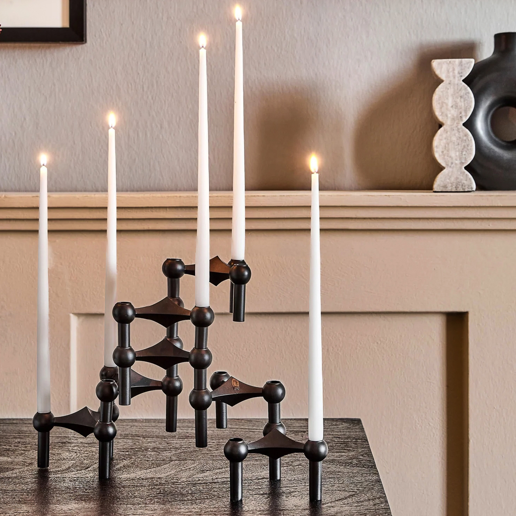 bougeoir design noir devant un mur beige